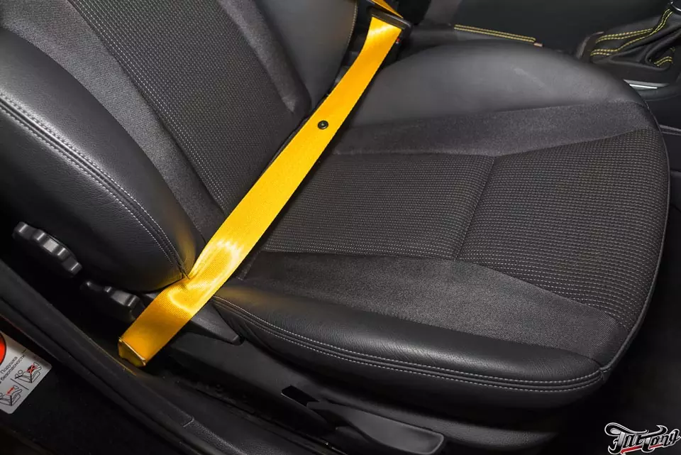 VW Golf. Замена черных ремней безопасности на желтые.